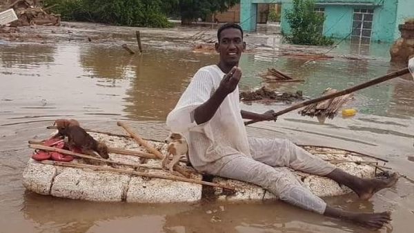  لقطة إنسانية لشاب سوداني ينقذ كلاب صغيرة من الغرق