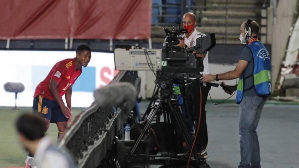 فاتي يحتفل بهدفه التاريخي