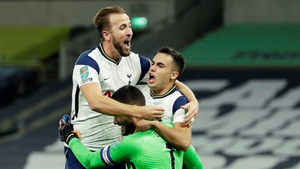 لاعبو توتنهام يحتفلون بالفوز