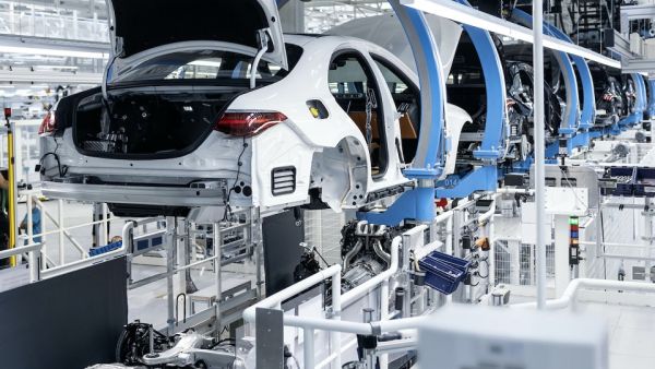 مرسيدس-بنز تعلن عن افتتاح "مصنع 56" رسمياً وبدء إنتاج سيارة S-Class الجديدة
