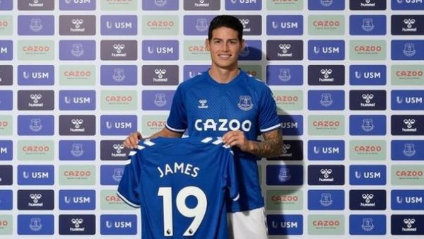 خاميس يعرض قميصه الجديد