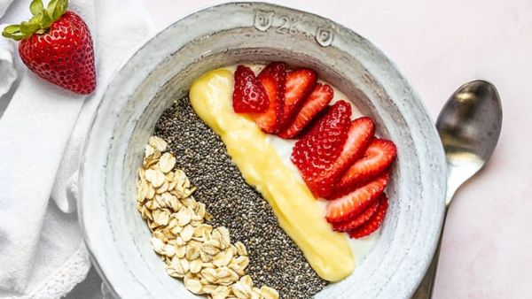 فطور الشيا بخثارة الليمون والفواكه