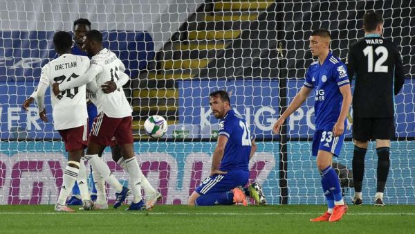 لاعبو آرسنال يحتفلون بالهدف الأول