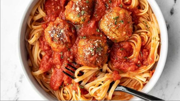 باستا مع كرات الدجاج وجبن البارميزان