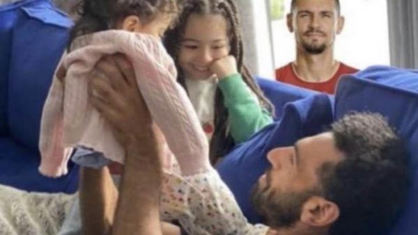 صلاح يمازح ابنتيه ولوفرين يراقب