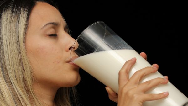 هل تشرب الكثير من الحليب؟ تعرف على مضار شربه..