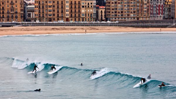 La Zurriola beach (Shutterstock)