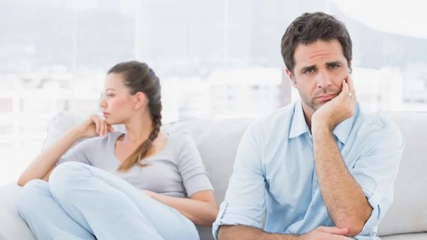 عادةً ما يتميز الزوج الممل بطبيعتهِ النكديّة، هذهِ الطبيعة التي تجعلهُ يشعر بالاشمئزاز والعجز