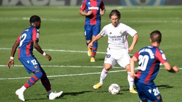 لوكا مودريتش (وسط)