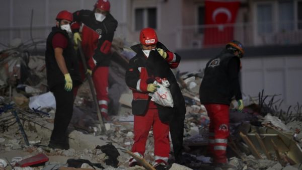 Rescue workers search for survivors in a collapsed building after a powerful earthquake struck Turkey's western coast and parts of Greece, in Izmir, in the early hours of October 31, 2020. A powerful earthquake hit Turkey and Greece on October 30, killing at least 26 people, levelling buildings and creating a sea surge that flooded streets near the Turkish resort city of Izmir. OZAN KOSE / AFP