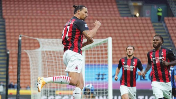 إبراهيموفيتش يحتفل بهدفه الثاني