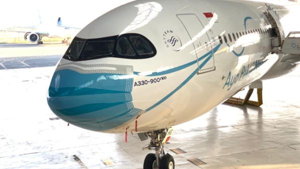 طائرة جارودا ترتدي الكمامة