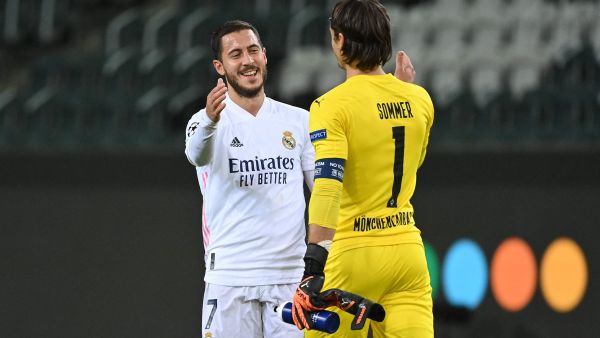 يان سومر (يمين) حارس مونشنغلادباخ يصافح هازارد بعد نهاية المباراة