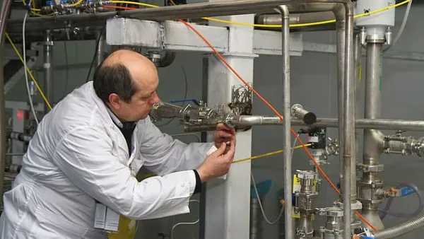 An International Atomic Energy Agency (IAEA) inspector disconnects the connections between the twin cascades for 20 percent uranium production at nuclear power plant of Natanz (AFP/file photo)
