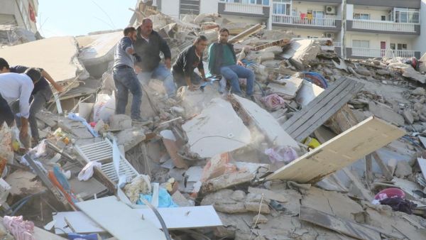 Search and rescue works in Izmir (AFP Photo)
