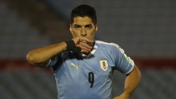 سواريز يقود أوروغواي للفوز