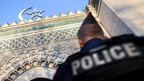 France closes the Pantini mosque that broadcast the video of the beheaded professor. (AFP)