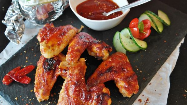 أجنحة الدجاج المتبلة بالأعشاب