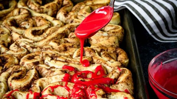 لفائف القرفة (أحشاء) للهالوين