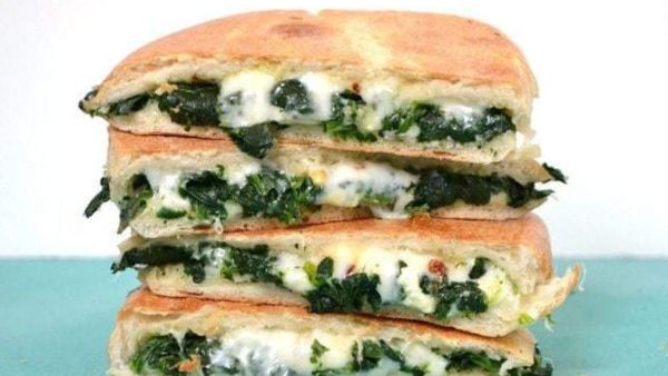 ساندويتش السبانخ مع جبنة الفيتا المشوية