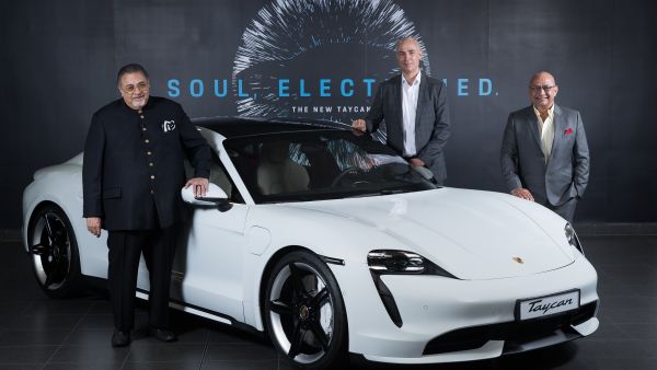 تنظيم مبتكر لفعالية الإطلاق يتيح المشاهدة من داخل السيارات ومتابعة الاستعراض الجوي للطائرات بدون طيار