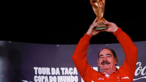 When Roberto Rivelino arrived in Riyadh it was like royalty had come to town (Photo: AFP)