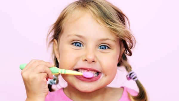 5 طرق سهلة وممتعة لتنظيف أسنان أطفالك الصغار