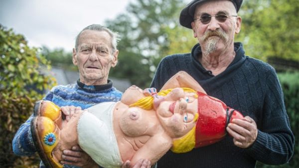 Topless gnomes (Twitter)