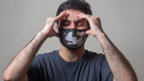 هل صداعك علامة على الإصابة بكوفيد-19؟ كيف يمكنك معرفة الفرق