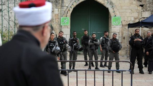 جنود من قوات الاحتلال أمام بوابات المسجد الأقصى في القدس المحتلة