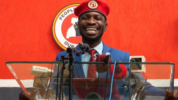 المغني والمعارض الأوغندي روبرت كياغولاني المعروف باسمه الفني بوبي واين