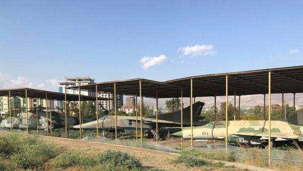 طائرات قديمة موجودة خارج متحف في إقليم تيغراي بإثيوبيا