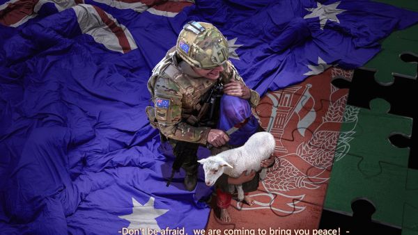 أستراليا تطالب الصين بالاعتذار بعد نشر الأخيرة صورة لجندي يضع سكينا على رقبة طفل أفغاني