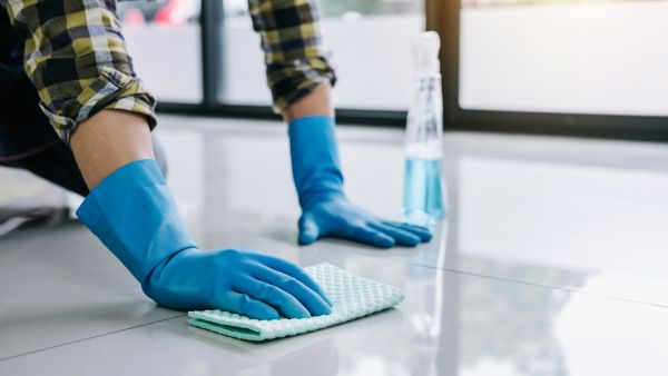 التأكد من تطهير الأسطح بالمطهرات بصفة دورية.  التأكد من تطهير الأسطح بالمطهرات بصفة دورية.