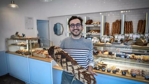 خباز فرنسي في متجره في باريس