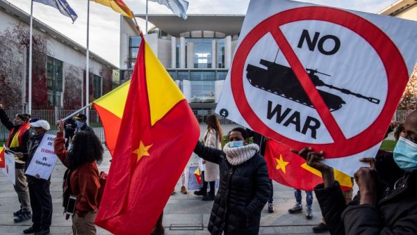 Pro-Tigrayan demonstrators display placards during a protest in front of the Chancellery in Berlin on November 12, 2020, over a week-old conflict in northern Ethiopia between the regional ruling party, the Tigray People's Liberation Front (TPLF), and the government of Prime Minister Abiy Ahmed. John MACDOUGALL / AFP