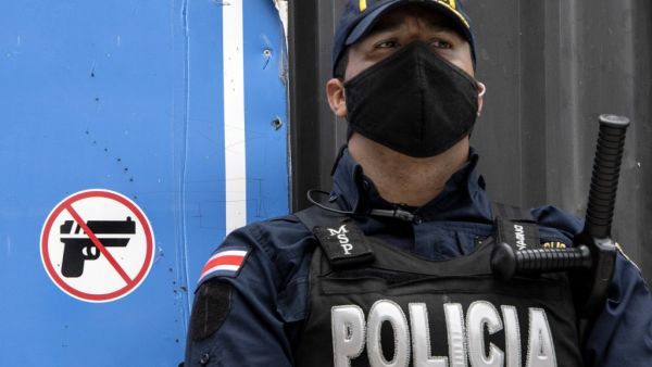 A policeman stands guard at the Congress building during a protest against the government's motion to increase taxes in order to reach a credit agreement with the International Monetary Fund (IMF), in San Jose, on November 18, 2020. Ezequiel BECERRA / AFP
