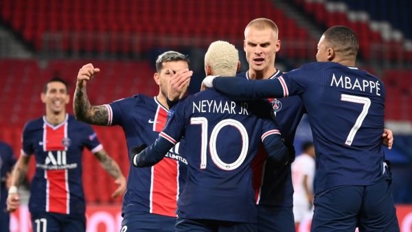لاعبو باريس يحتفلون بهدف نيمار