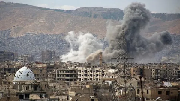 A general view shows smoke rising from buildings following an air strike on Jobar, a rebel-held district on the eastern outskirts of the Syrian capital Damascus, on March 21, 2017. (AFP/Ammar SULEIMAN)