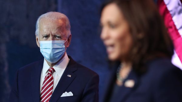  U.S. President-elect Joe Biden (L) looks on as Vice President-elect Kamala Harris delivers remarks about the U.S. economy during a press briefing at the Queen Theater on November 16, 2020 in Wilmington, Delaware. AFP