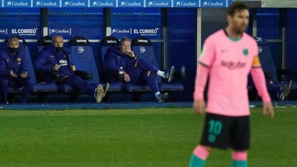 كومان يتابع أداء برشلونة من على الدكة