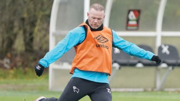 صورة التقطت أمس لواين روني قائد ديربي كاونتي يسدد الكرة خلال حصة تدريبية