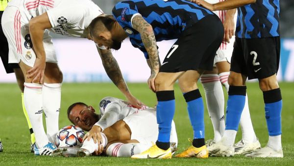 هازارد بعد تعرضه للإصابة