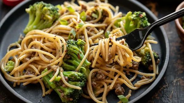 نودلز اللحم البقري والبروكلي والثوم