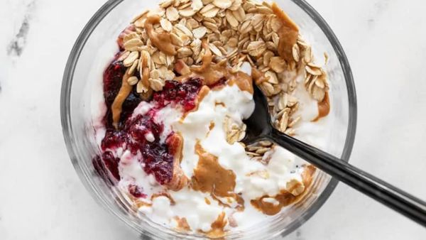  فطور صحي: جبن قريش بالقرفة مع التفاح