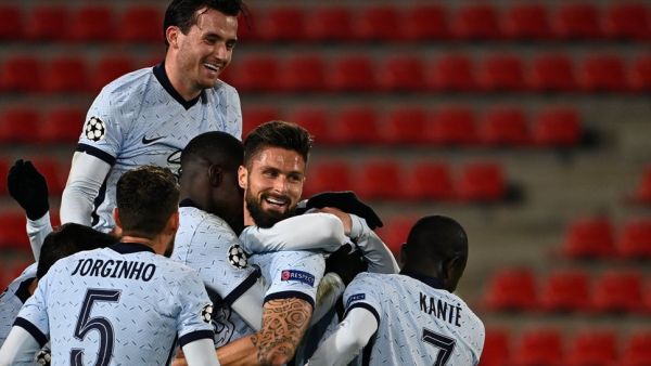 جيرو (وسط) يقود البلوز للتأهل