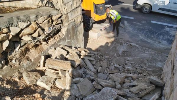 هدم الدرج المؤدي إلى مقبرة الشهداء الإسلامية