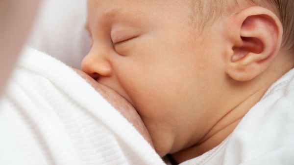 5 أسباب شائعة لعدم إنتاج ما يكفي من حليب الثدي