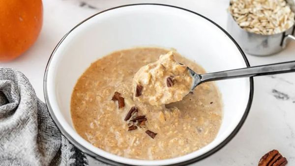 وجبة فطور الشوفان بطعم فطيرة اليقطين