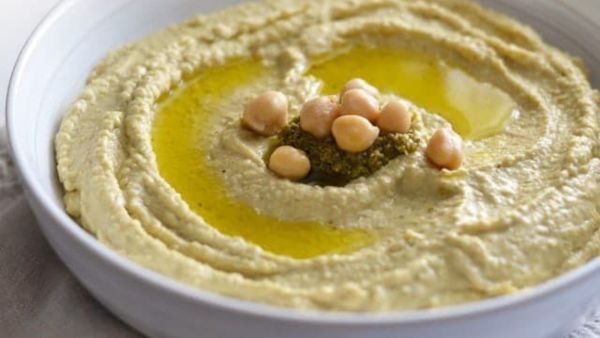 حمص بصلصة البيستو